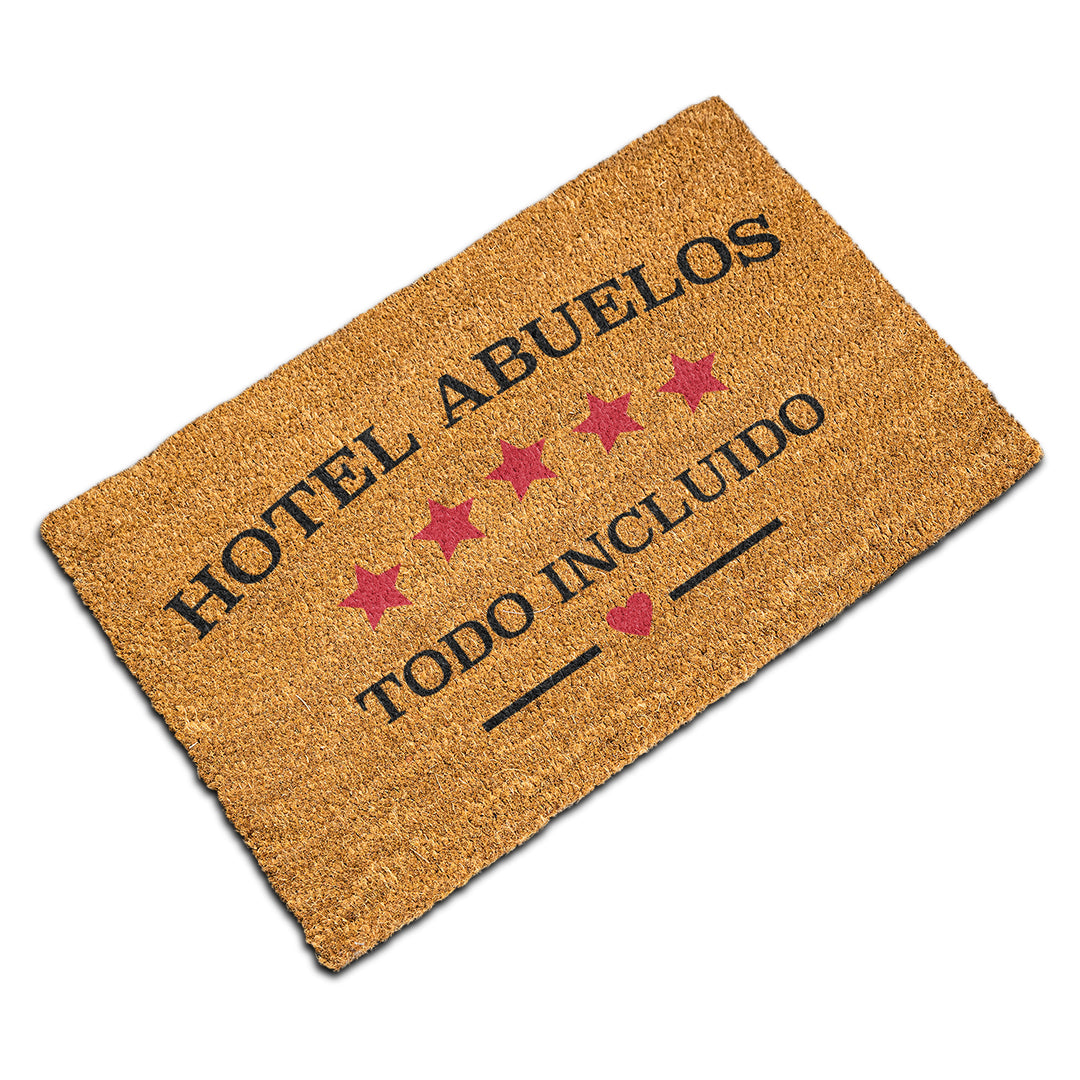 Felpudo "Hotel Abuelos. Todo incluido" 33x60cm. 100% fibra de coco resistente y fácil de limpiar. Eco-friendly.