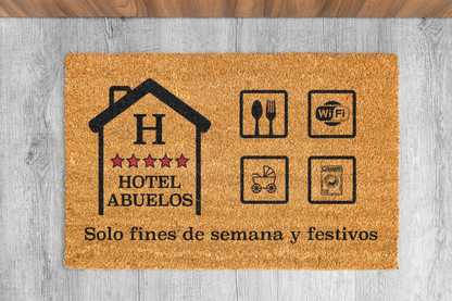 Felpudo "Hotel Abuelos. Solo fines de semana y festivos" 33x60cm. 100% fibra de coco resistente y fácil de limpiar. Eco-friendly.