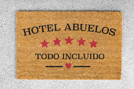 Felpudo "Hotel Abuelos. Todo incluido". 100% fibra de coco resistente y fácil de limpiar. Eco-friendly.