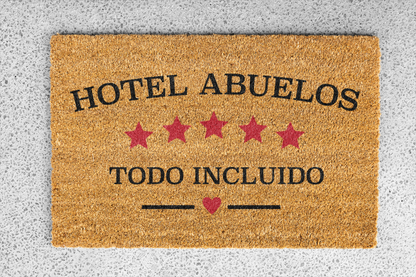 Felpudo "Hotel Abuelos. Todo incluido" 33x60cm. 100% fibra de coco. Eco-friendly.