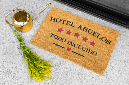 Felpudo "Hotel Abuelos. Todo incluido" 45x80cm. 100% fibra de coco resistente y fácil de limpiar. Eco-friendly.