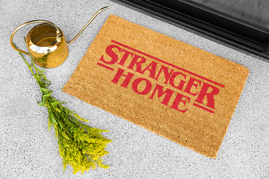 Felpudo "Stranger Home". 100% fibra de coco resistente y fácil de limpiar. Eco-friendly.