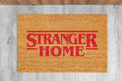 Felpudo "Stranger Home" 45x80cm. 100% fibra de coco resistente y fácil de limpiar. Eco-friendly.